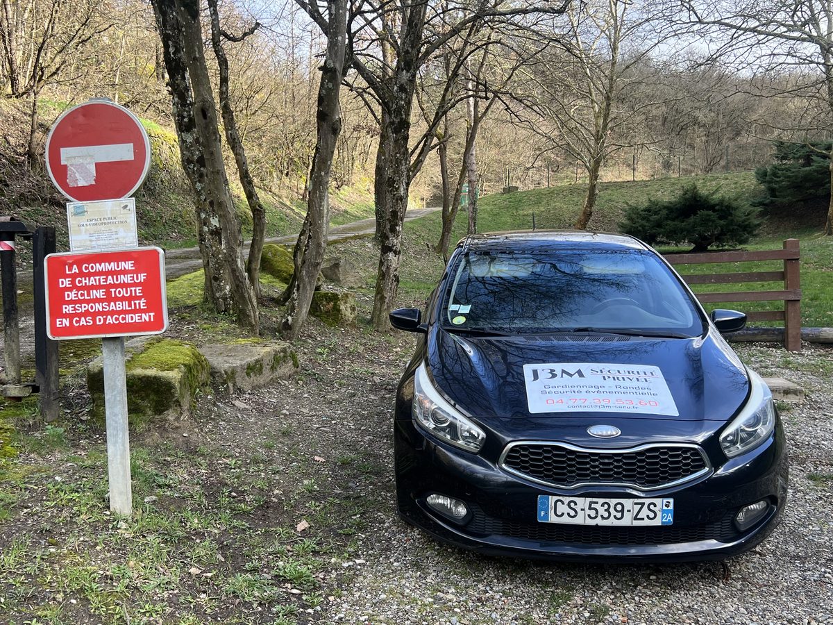 Véhicule J3M Sécurité Privée en intervention sur la commune de Châteauneuf